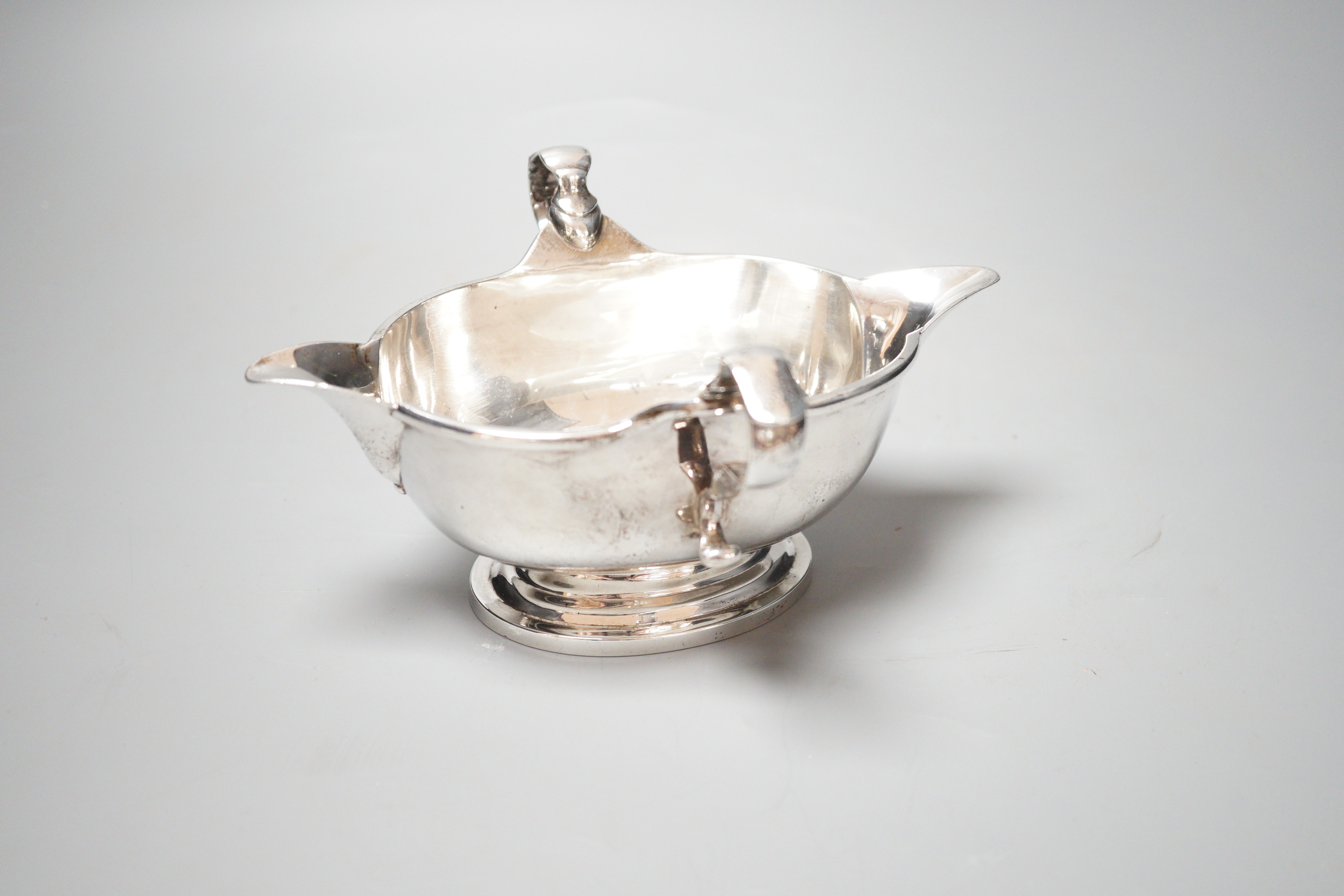 A late Victorian silver two handled double lipped sauceboat, J.J. Chatterley & Sons, London 1899, length 18.6cm